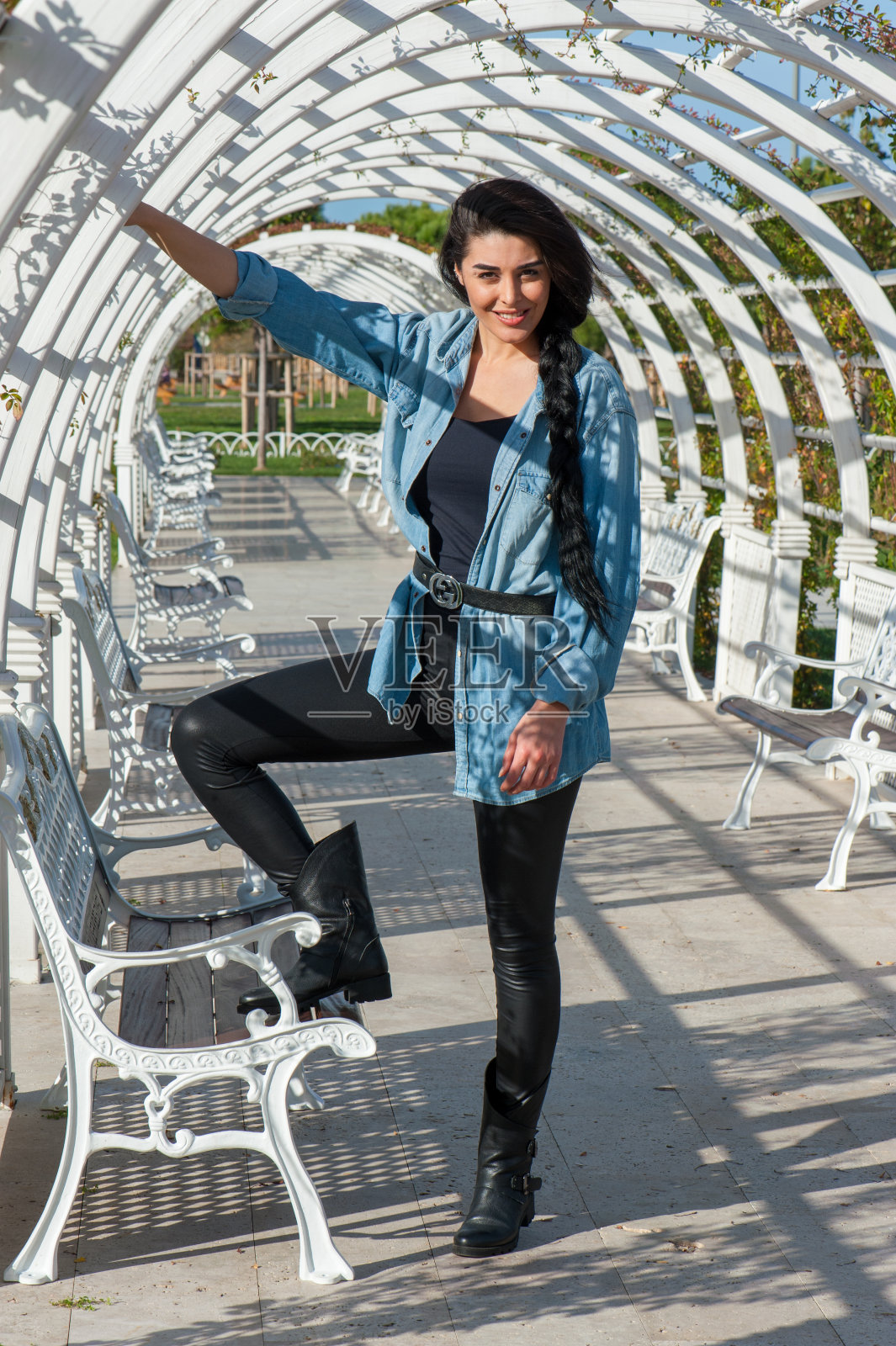 女人在公园里做运动照片摄影图片