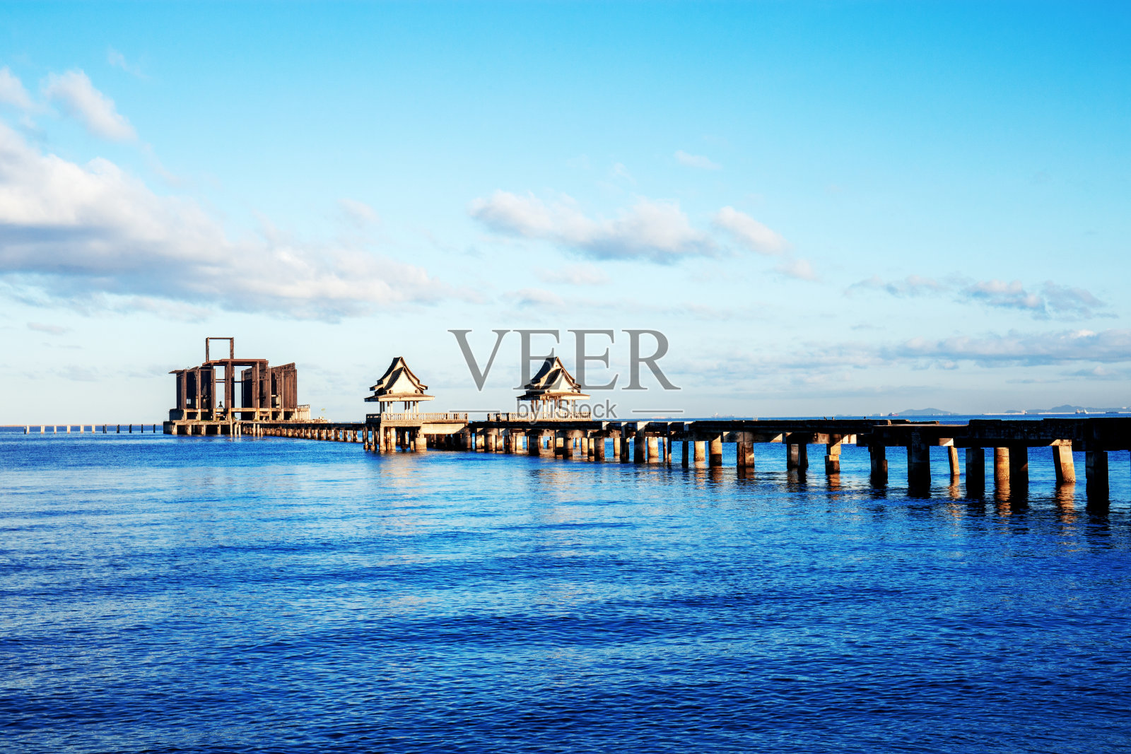 湛蓝的天空,海上的桥。照片摄影图片