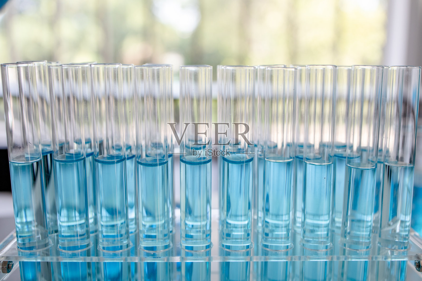 带有新冠病毒疫苗样本的实验室试管照片摄影图片