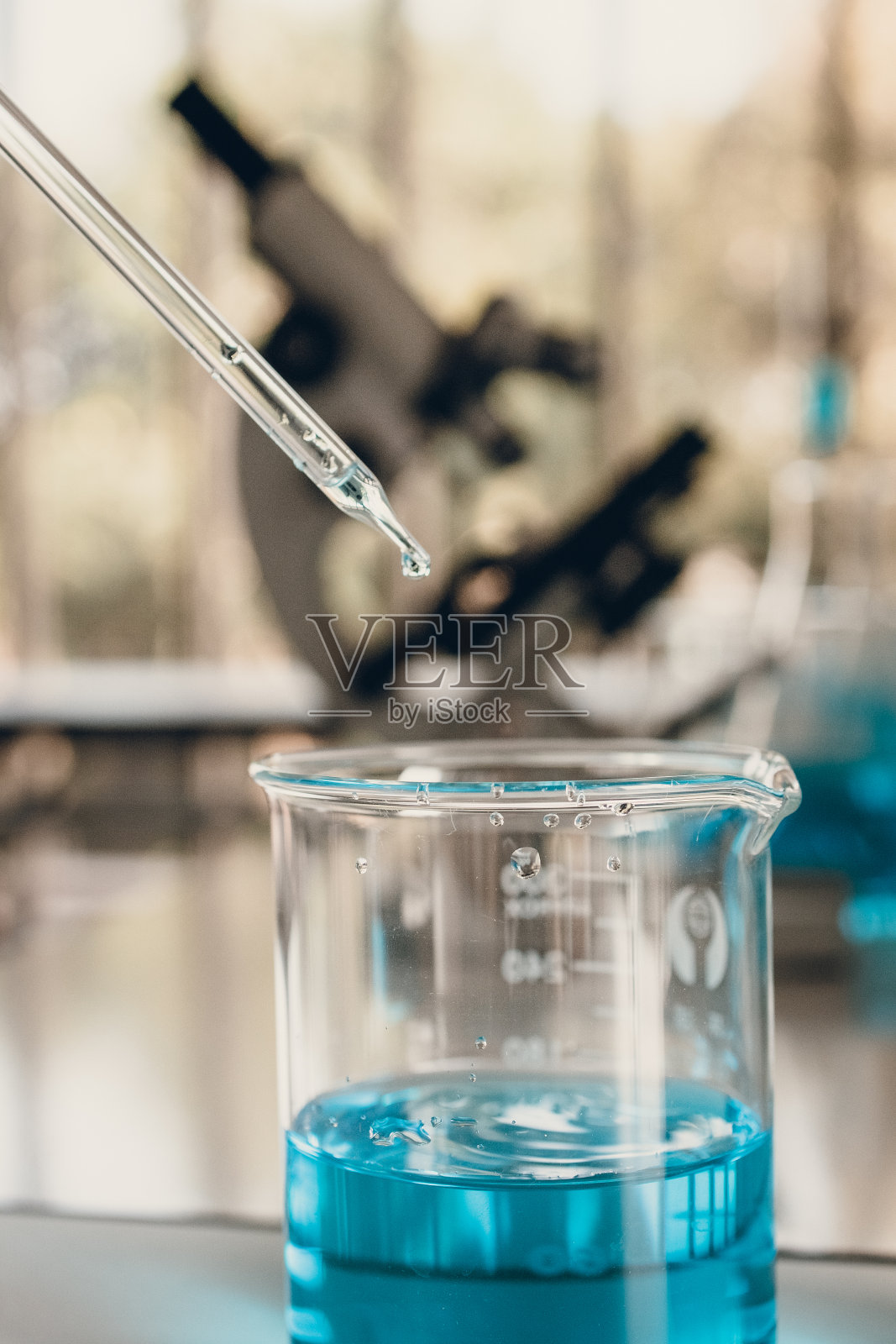 带有新冠病毒疫苗样本的实验室试管照片摄影图片