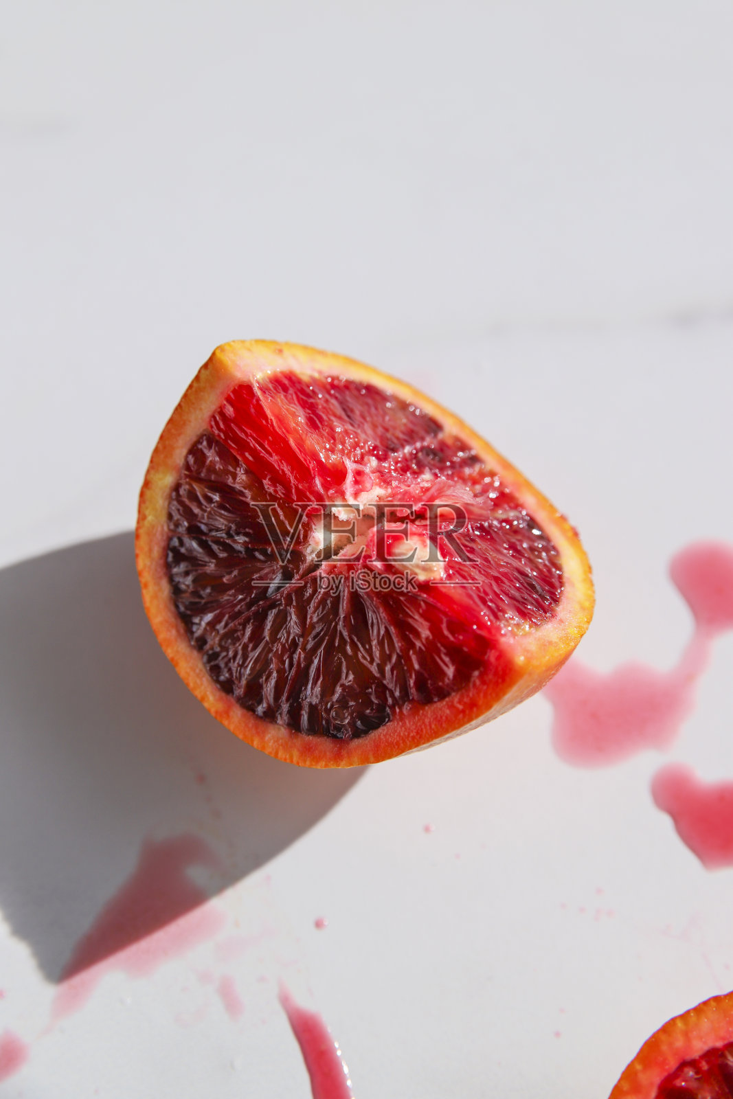 浅大理石背景上的血橙色。美味的红色柑橘类水果照片摄影图片