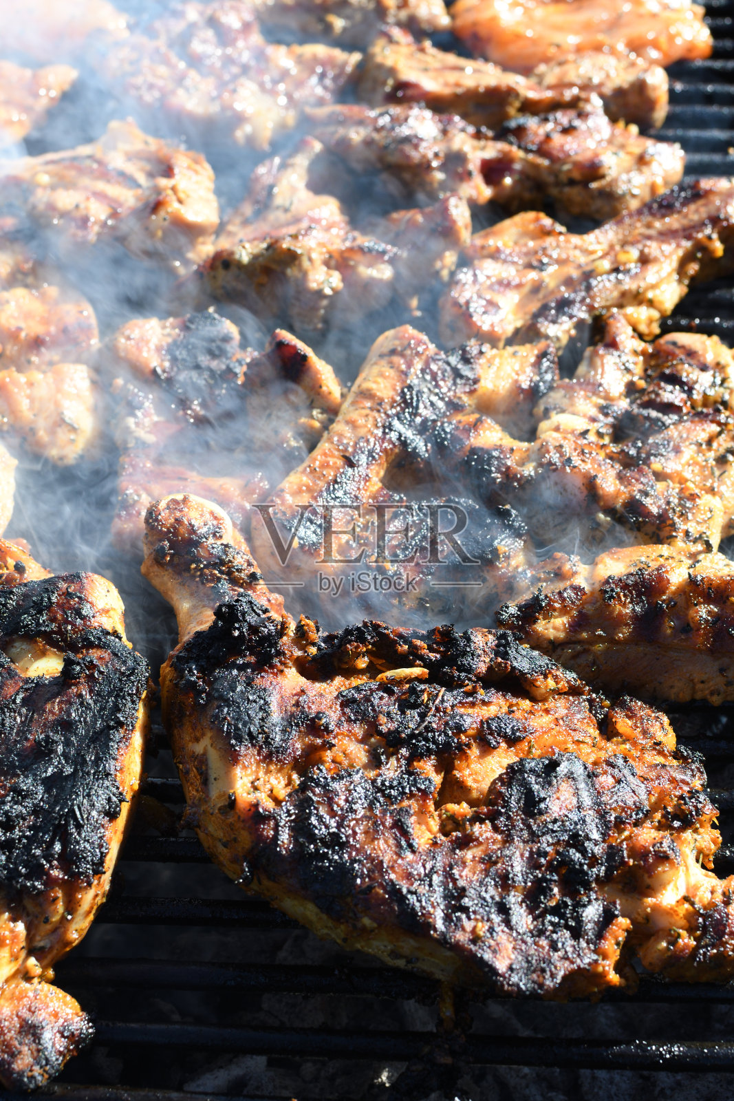 烤肉架上的肉。厨师烹饪烧烤混合新鲜的烤鸡肉照片摄影图片