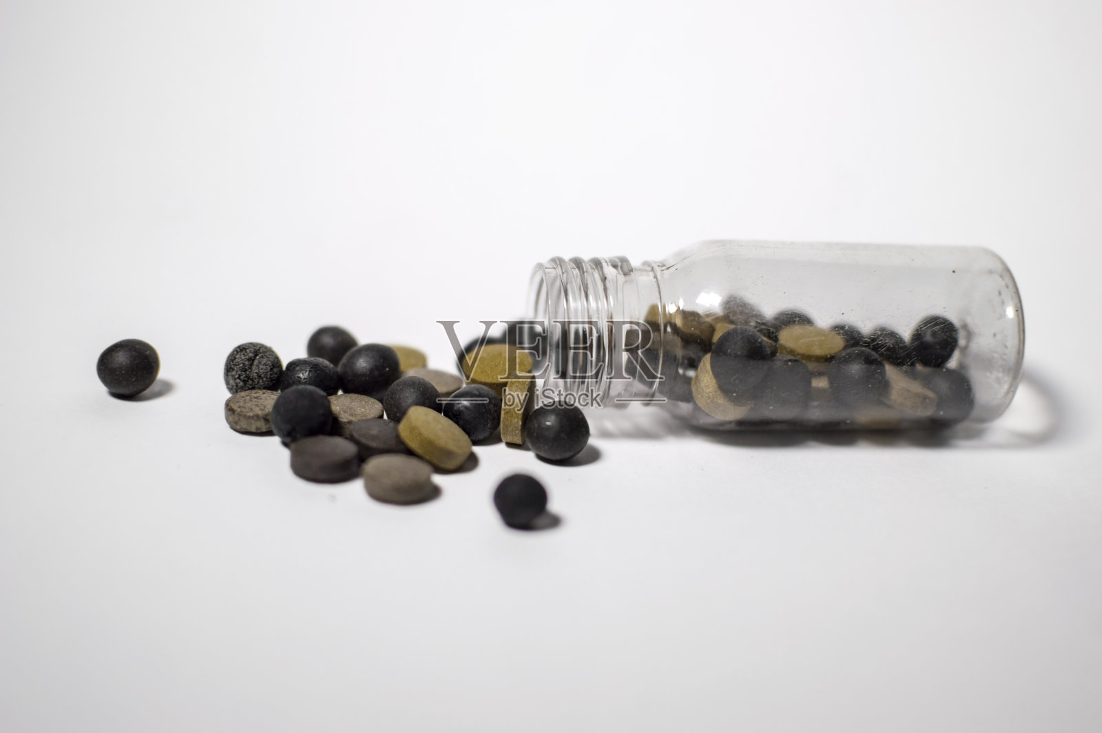 药丸从药瓶里溢出来了照片摄影图片