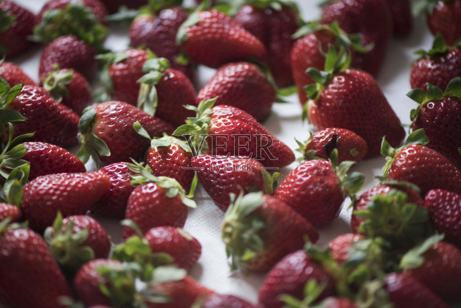 时令草莓鲜红可口,是春天的水果照片摄影图片