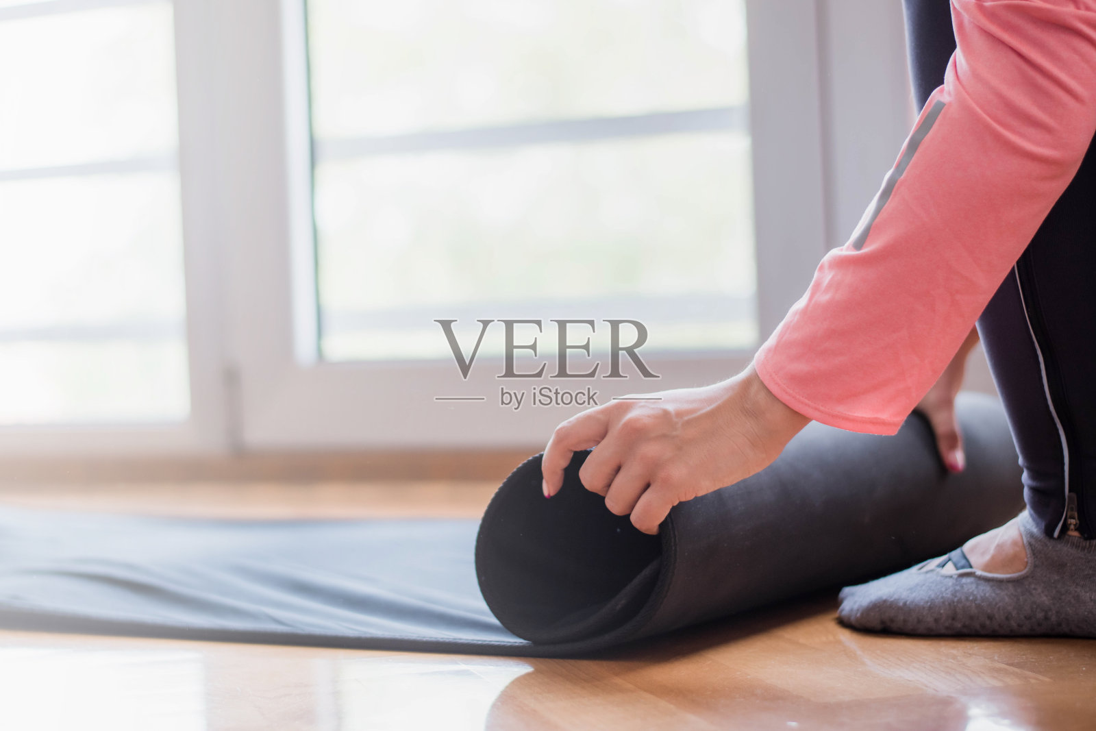 在家练习瑜伽照片摄影图片