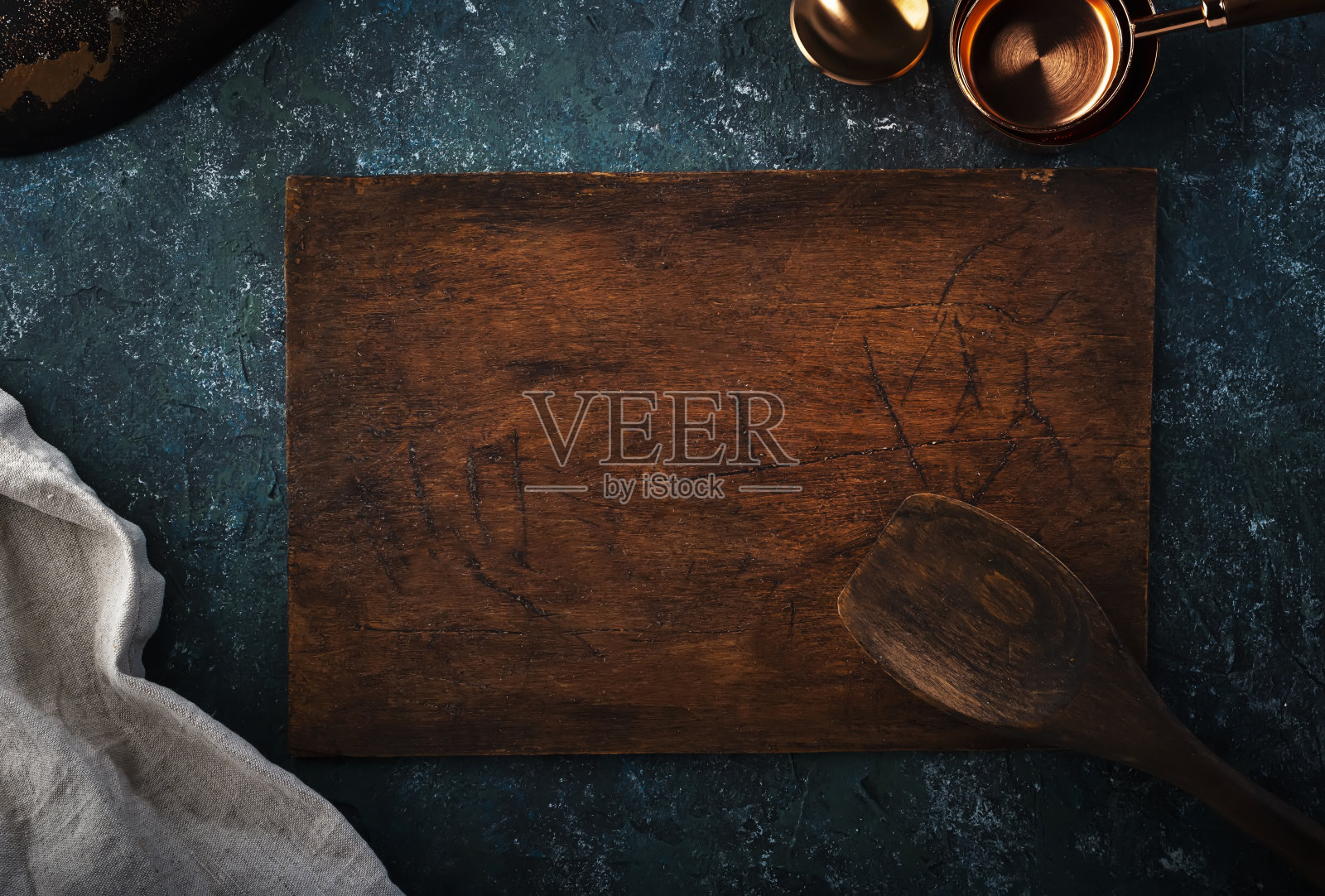 老式复古厨房用具。木勺、碗、砧板、餐巾。深色石板背景。俯视图照片摄影图片