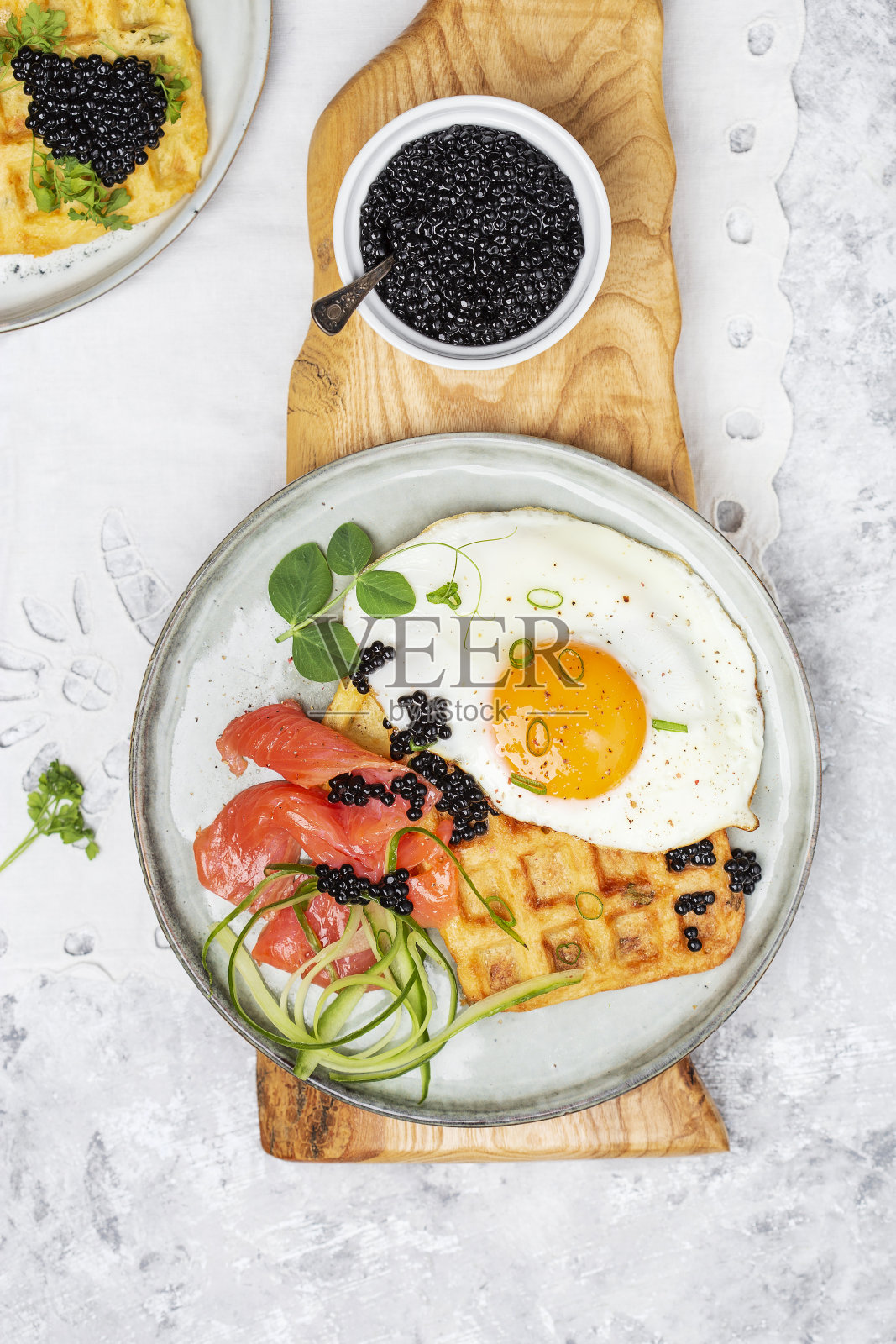 土豆美味华夫饼配鲑鱼,鸡蛋和鱼子酱照片摄影图片
