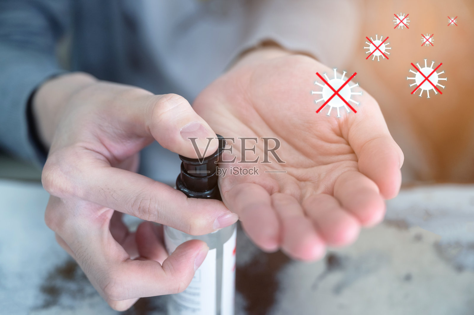 手指和手掌按压酒精凝胶保护冠状病毒照片摄影图片