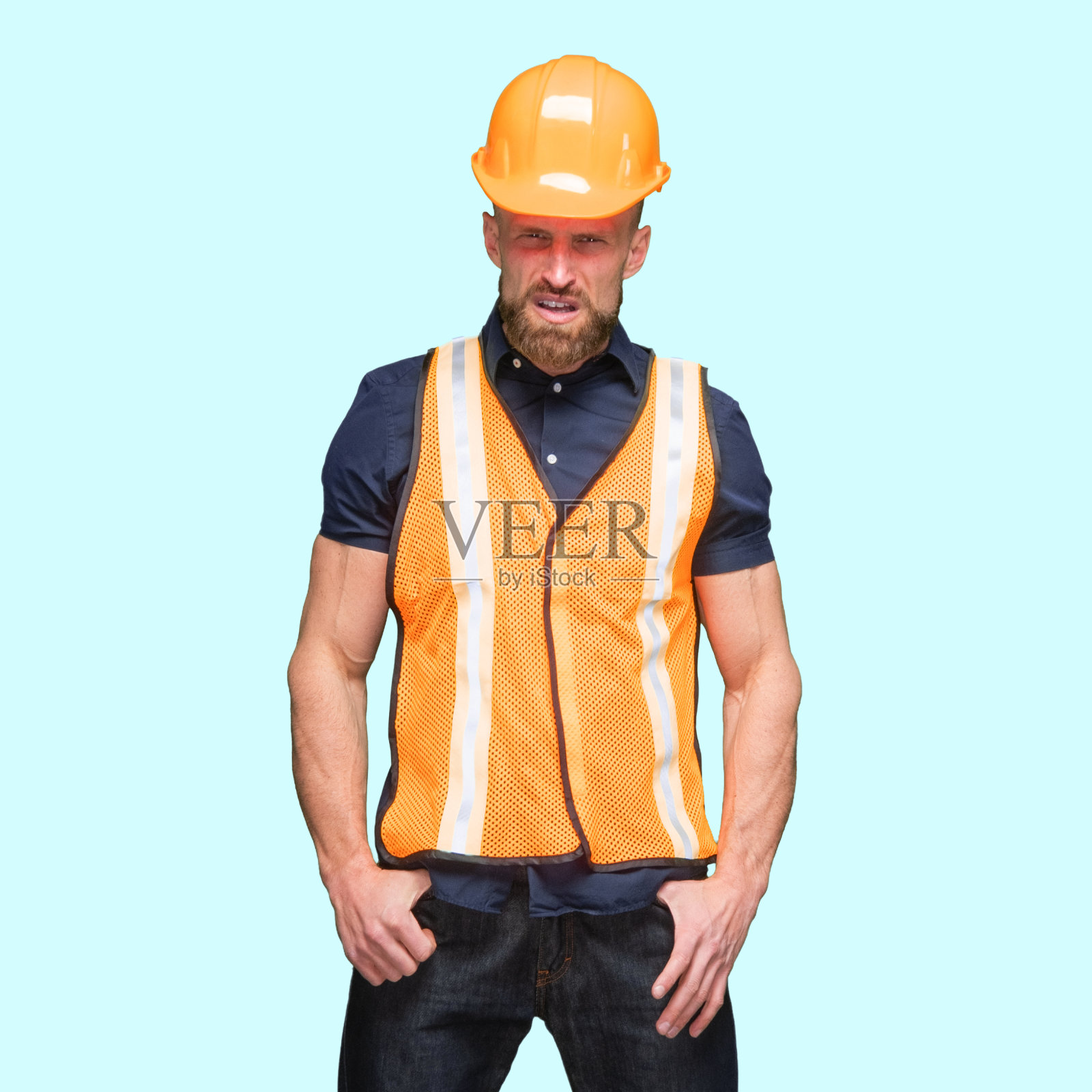 白人男性站在蓝色背景前照片摄影图片