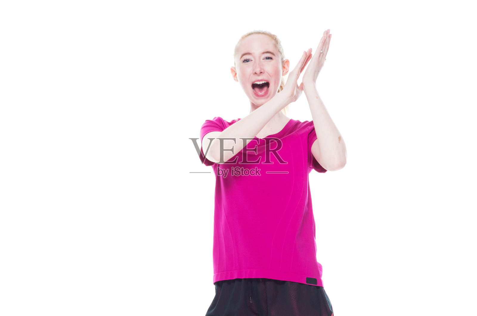 白人年轻女性在白人背景下锻炼照片摄影图片