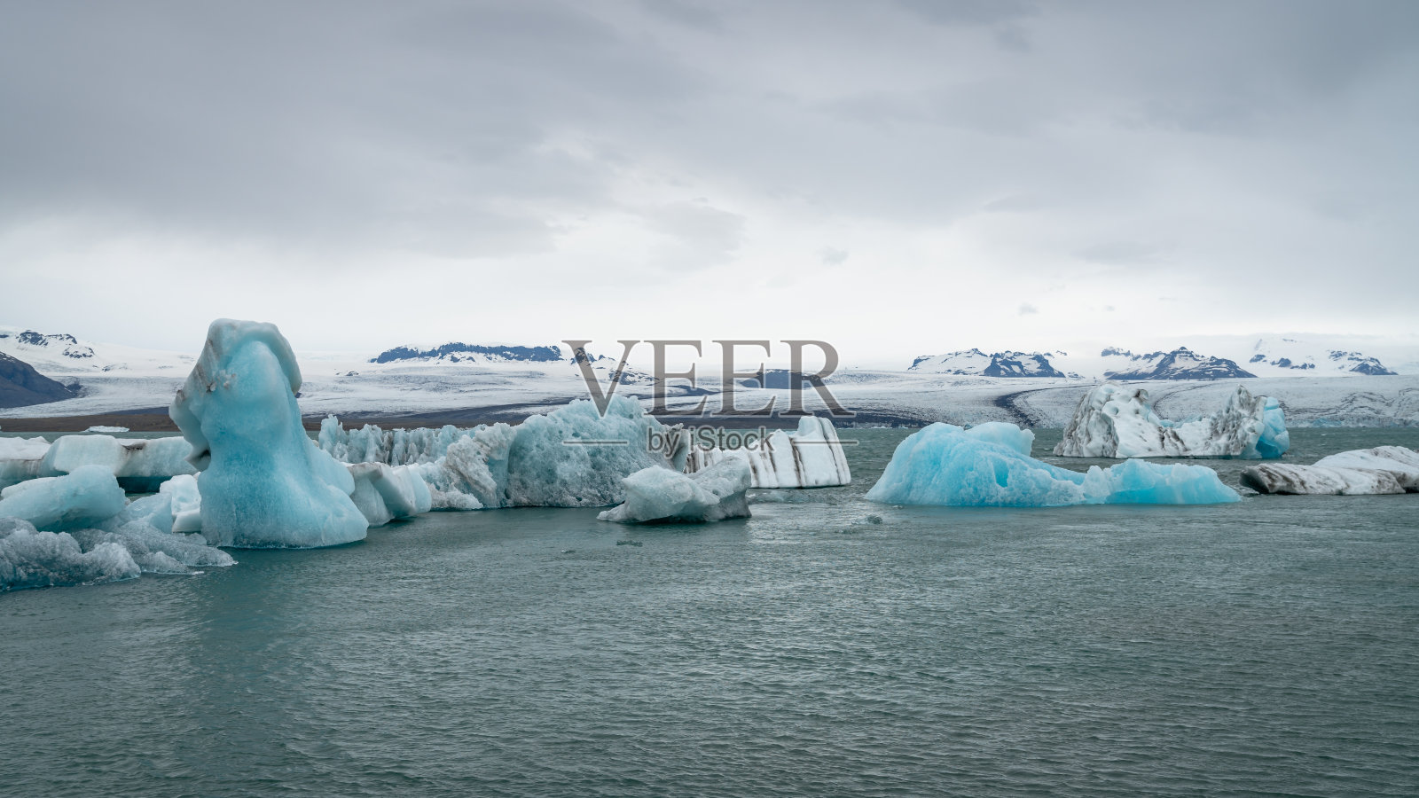 冰岛Jokulsarlon冰川泻湖上的冰山,由融化的冰形成照片摄影图片