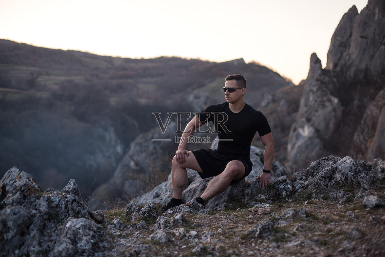 年轻人在运动中休息照片摄影图片