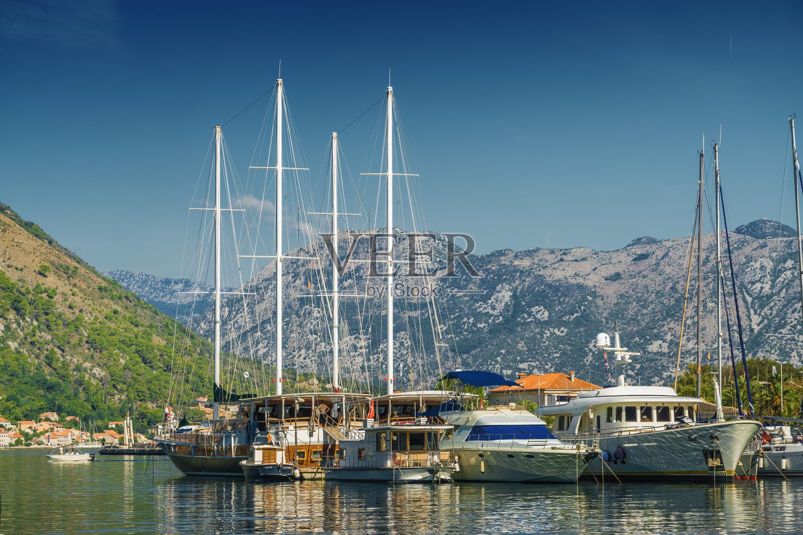 阳光明媚的早晨,黑山古城附近的科托尔湾全景。照片摄影图片