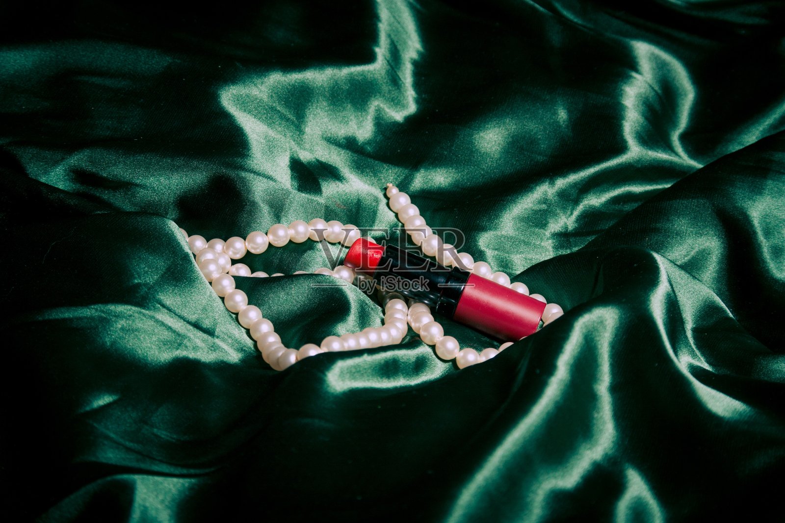 珍珠是丝绸上的特写照片摄影图片