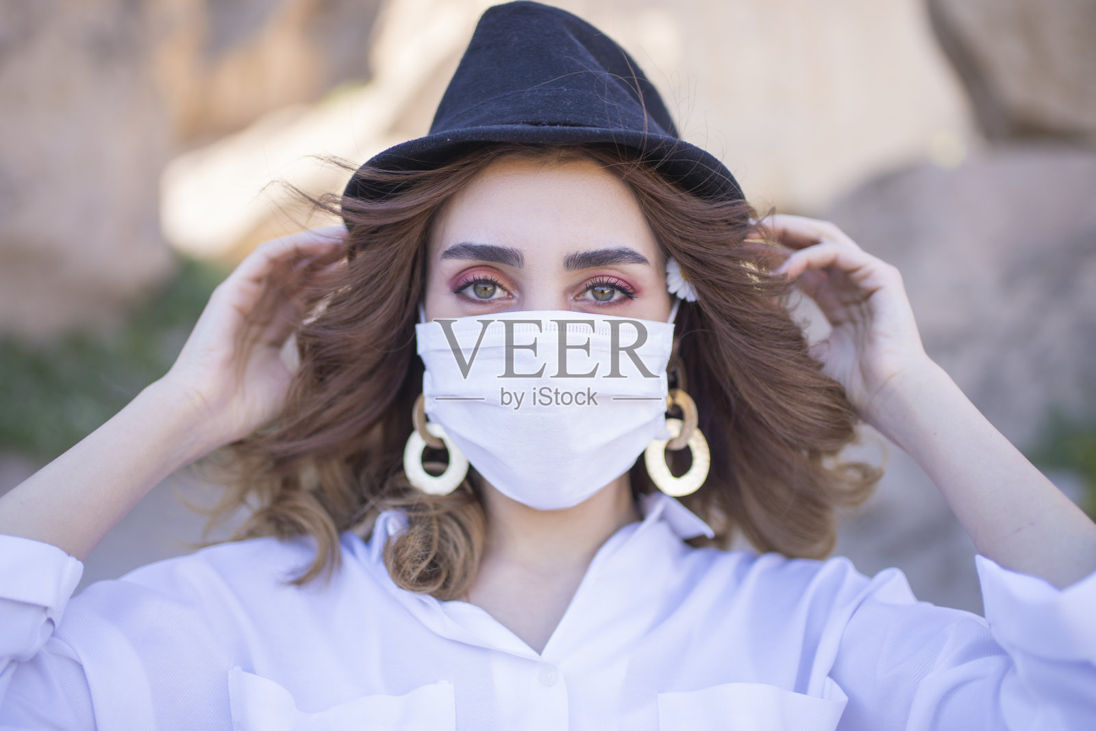 戴面罩的妇女照片摄影图片