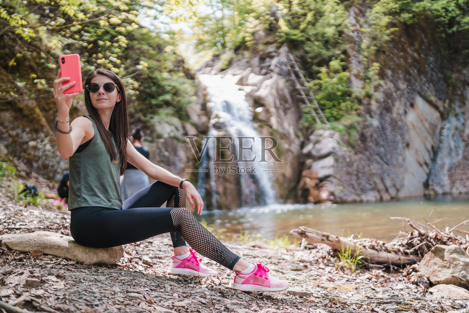 女人享受假期的自然自拍附近的瀑布照片摄影图片