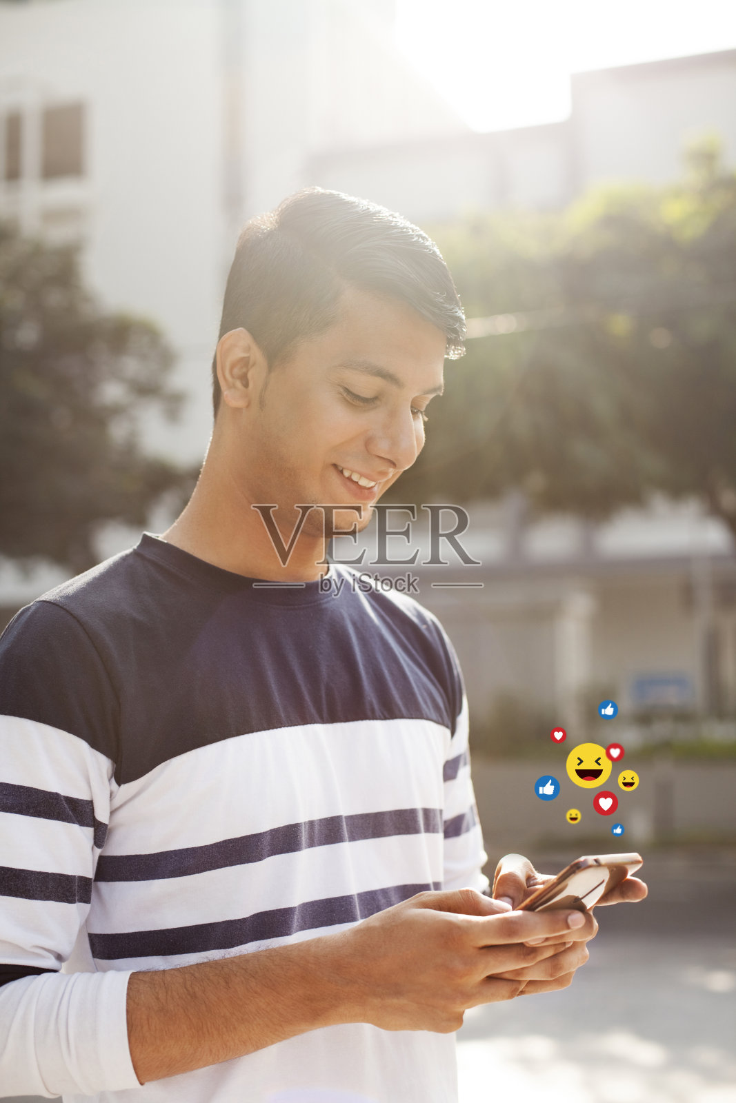 一个年轻人在电话里发短信照片摄影图片