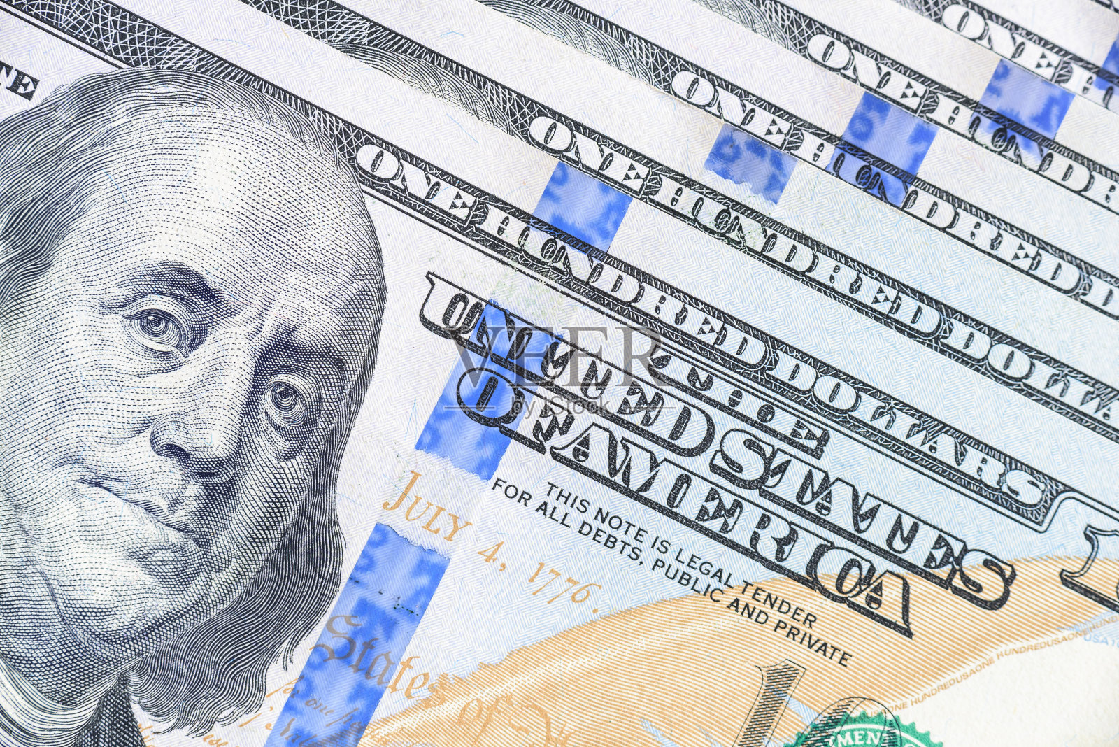 桌上放着100美元的钞票照片摄影图片