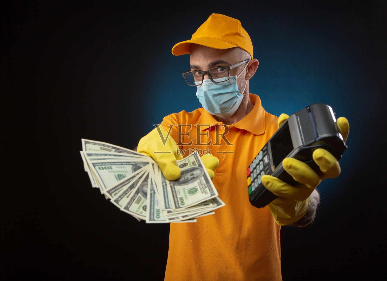 用防毒面具送包裹的快递员照片摄影图片