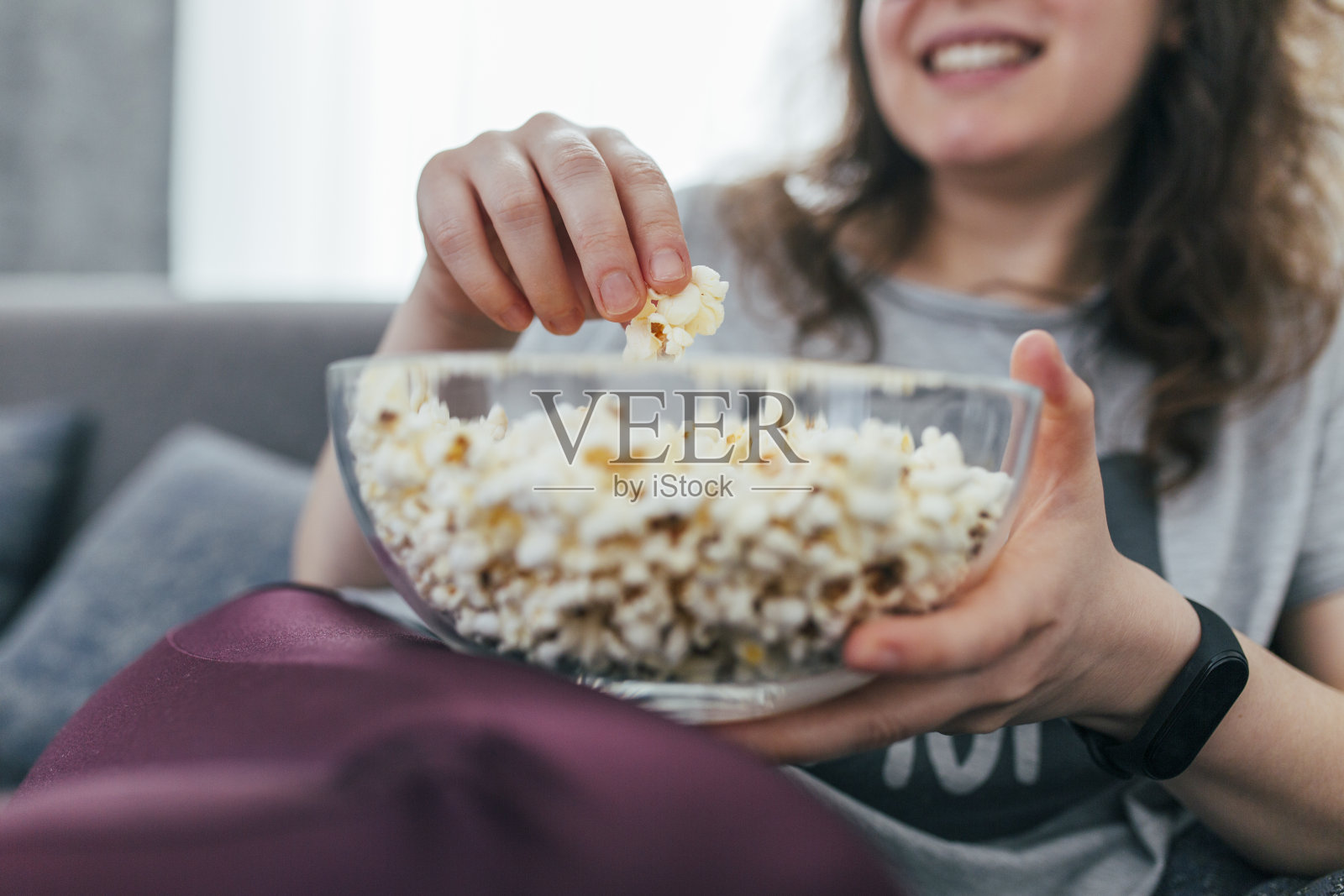 吃爆米花看电影的女人照片摄影图片