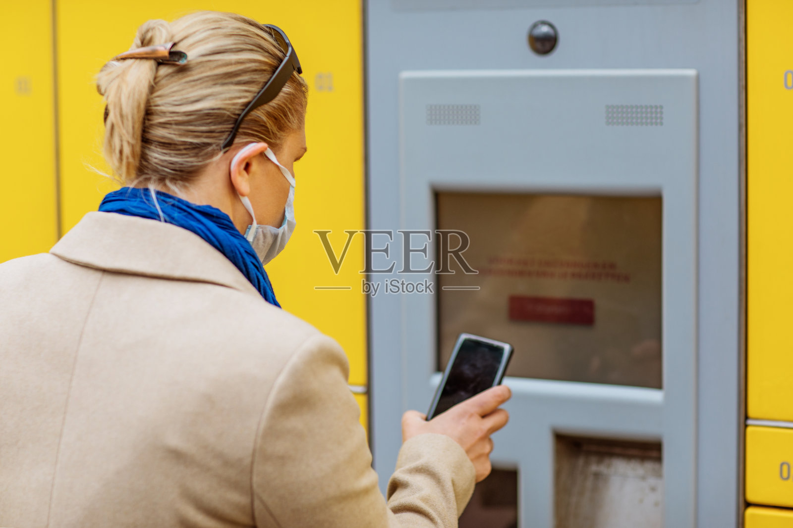 一名妇女戴着口罩在一个包裹递送点病毒爆发照片摄影图片