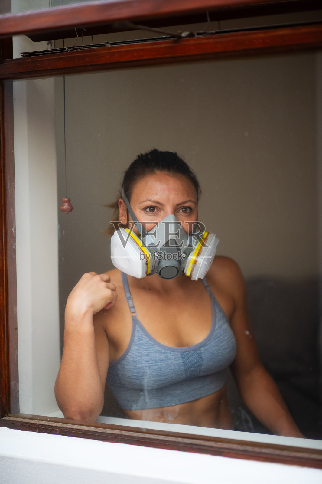 自我隔离工业口罩适合年轻女子看窗外照片摄影图片