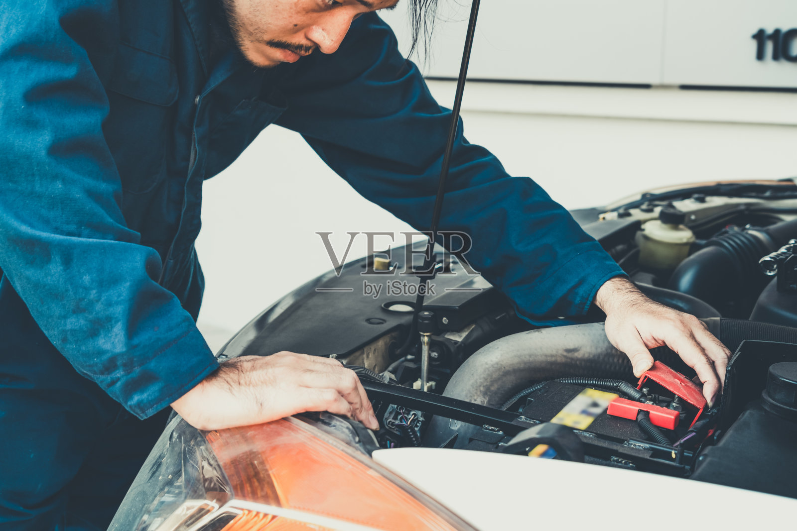 专业机械师提供汽车维修服务照片摄影图片