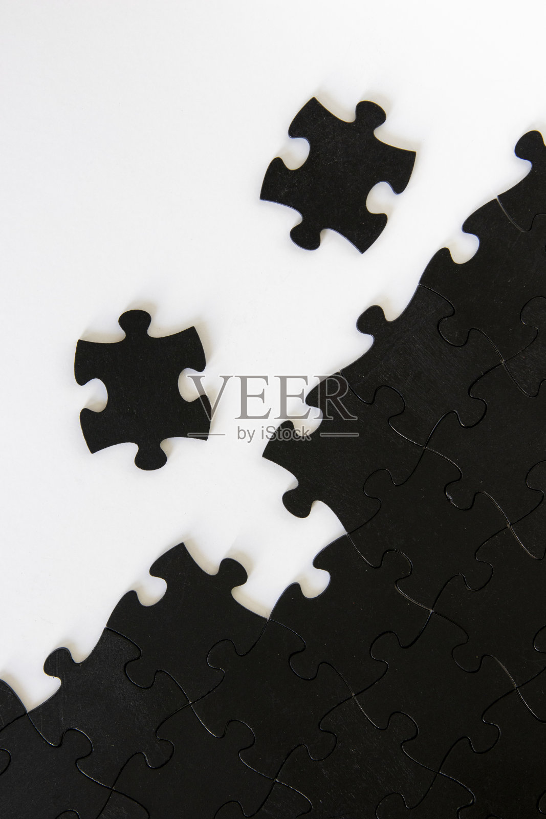 白色背景上的黑色拼图照片摄影图片