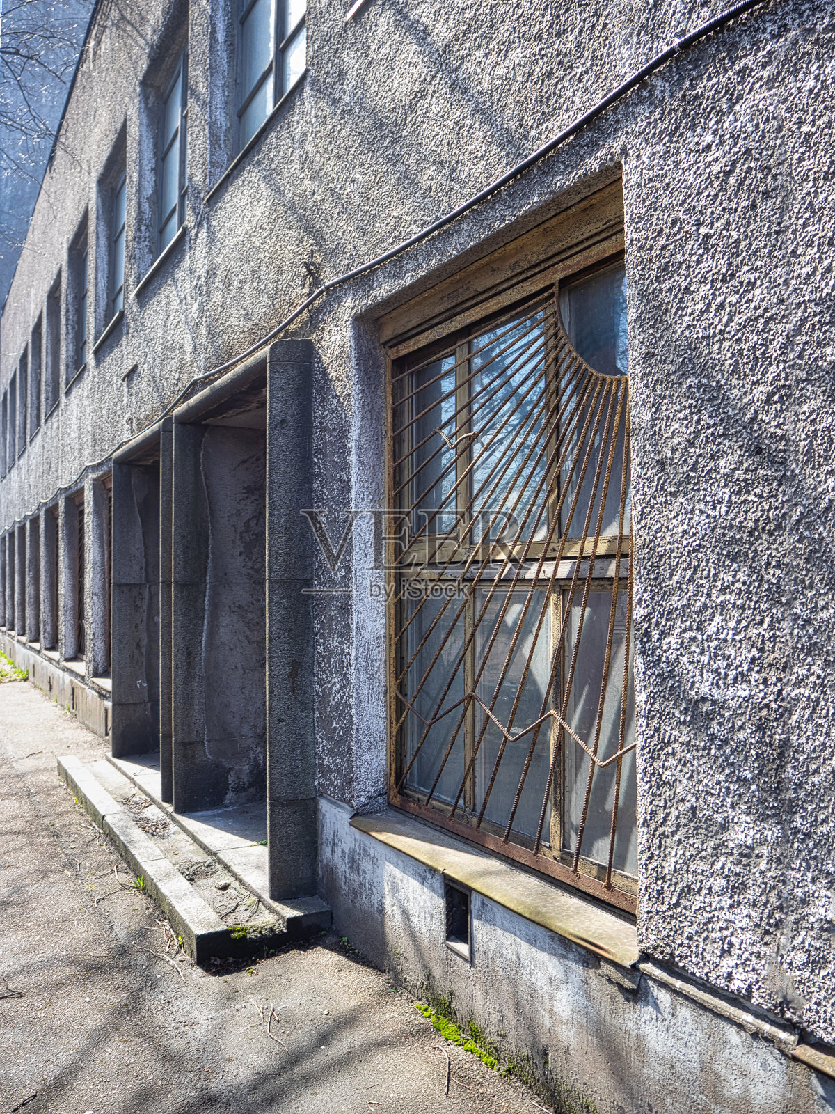 前苏联时期的建筑立面,带有一些老式窗户照片摄影图片