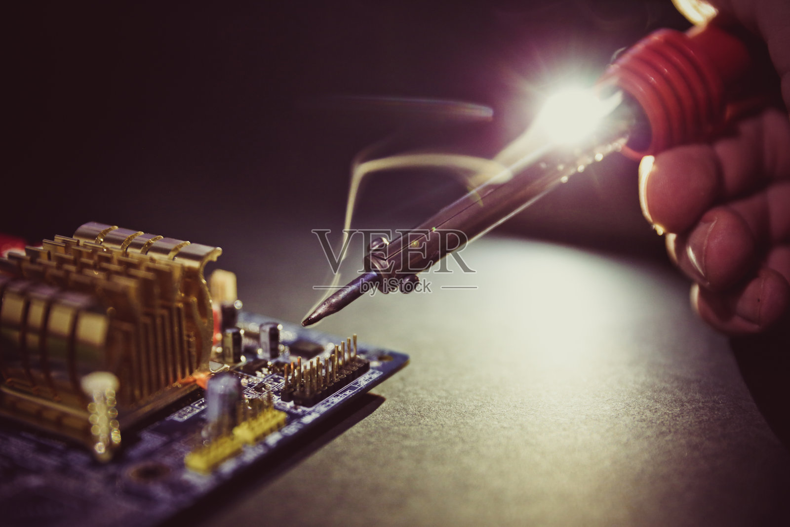 冒烟烙铁和电脑板的背景照片摄影图片