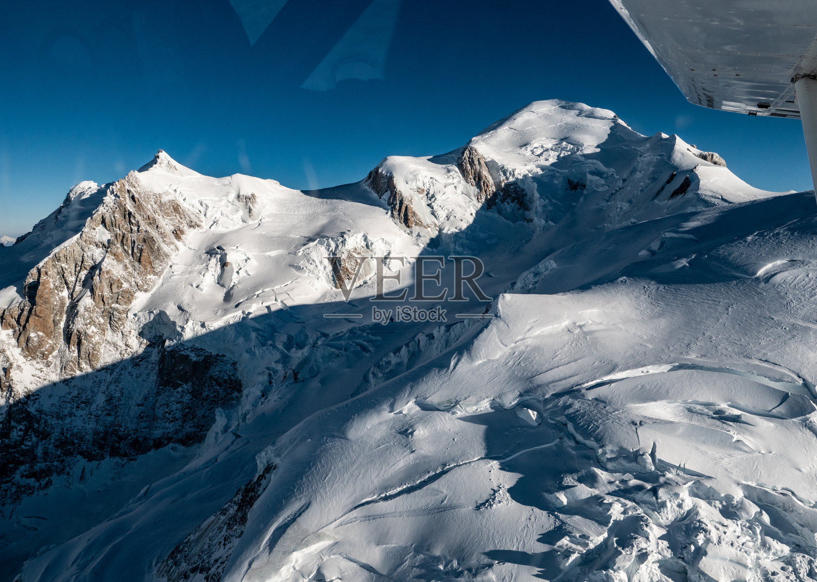 在冬天飞过阿尔卑斯山照片摄影图片