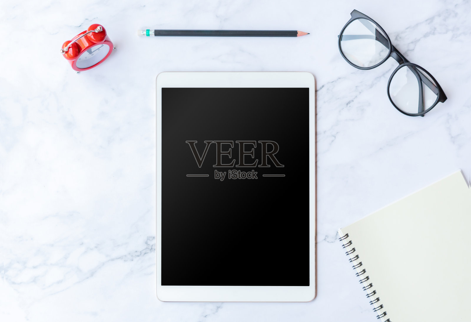 复古平板模型平铺在旧的白色大理石桌子上,顶视图背景纹理空白空间概念上方的工作空间办公室空白便条,计划上的商务日历,博客想法照片摄影图片