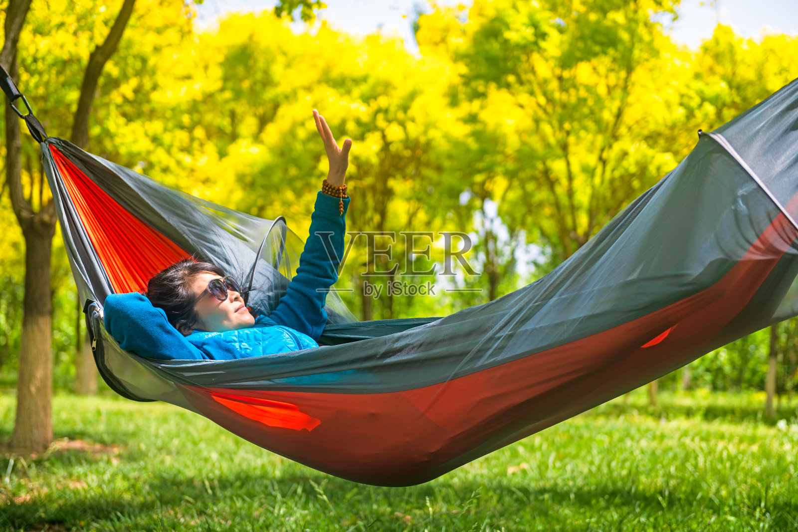 妇女们在露营地的吊床上放松照片摄影图片