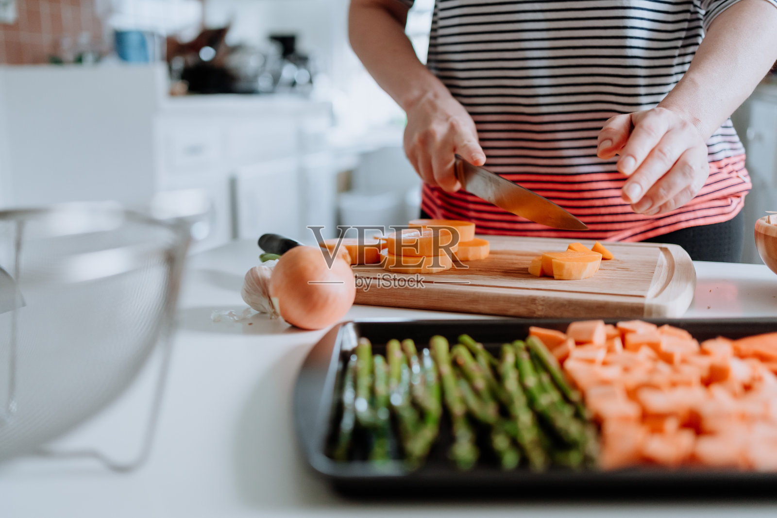 在家里切新鲜蔬菜的妇女照片摄影图片
