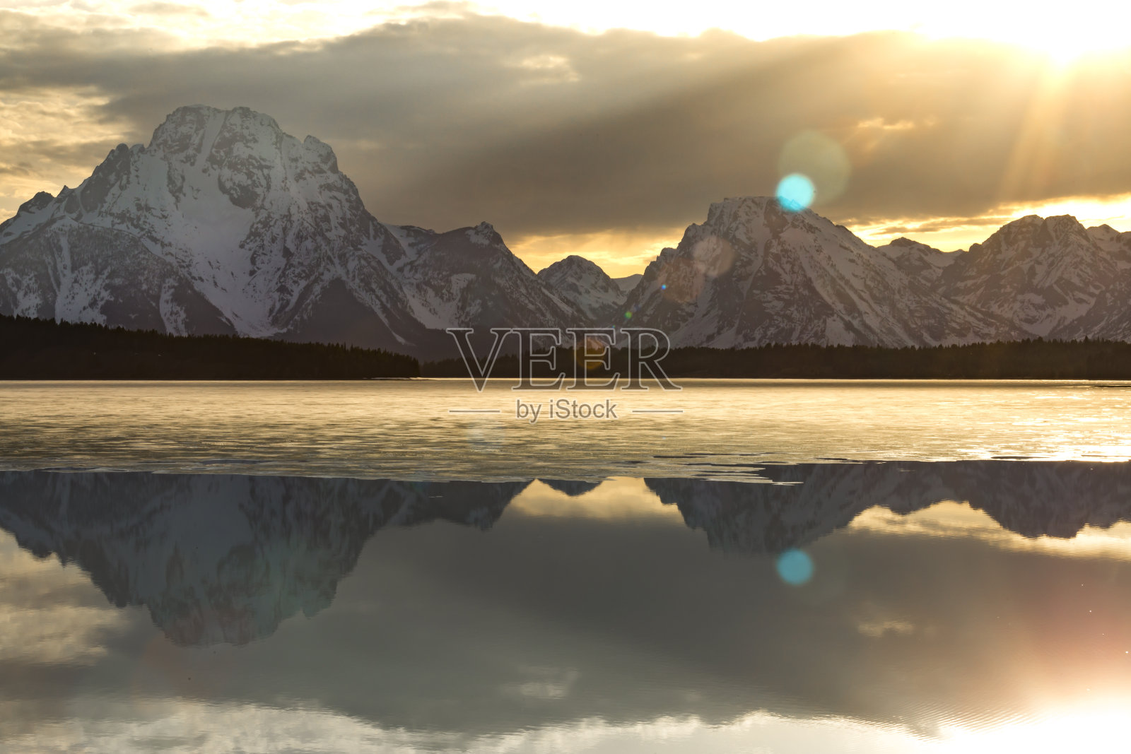 杰克逊湖上的橙色发光天空照片摄影图片
