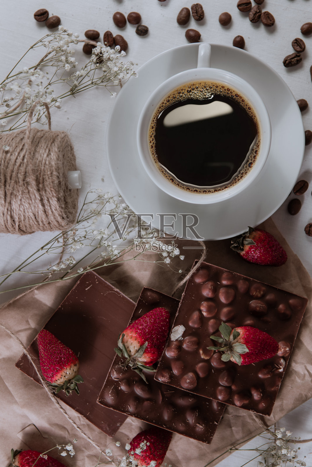 巧克力和榛子。热饮。食品的概念。照片摄影图片