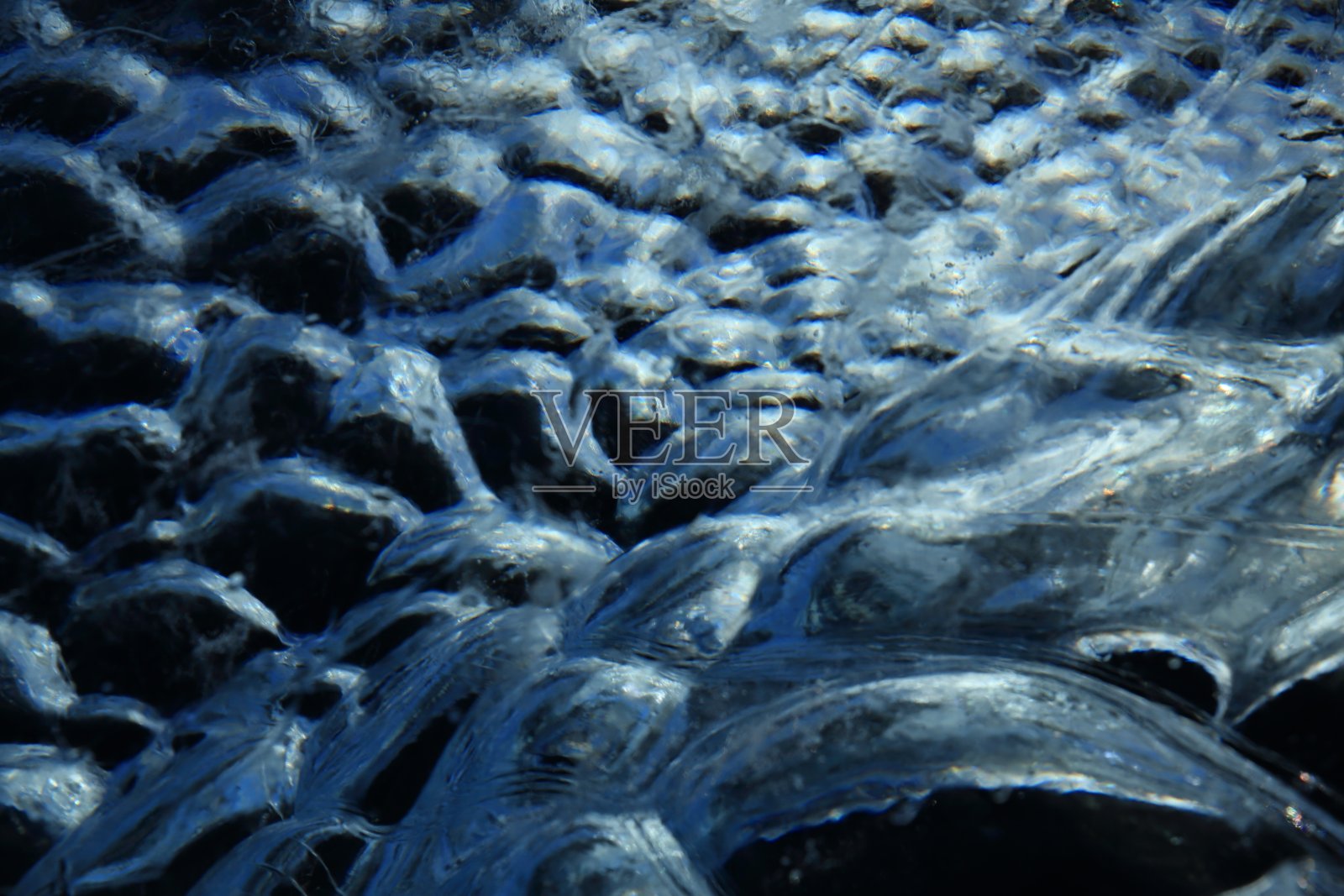 冰岛Jokulsarlon黑海滩上的冰川冰块照片摄影图片