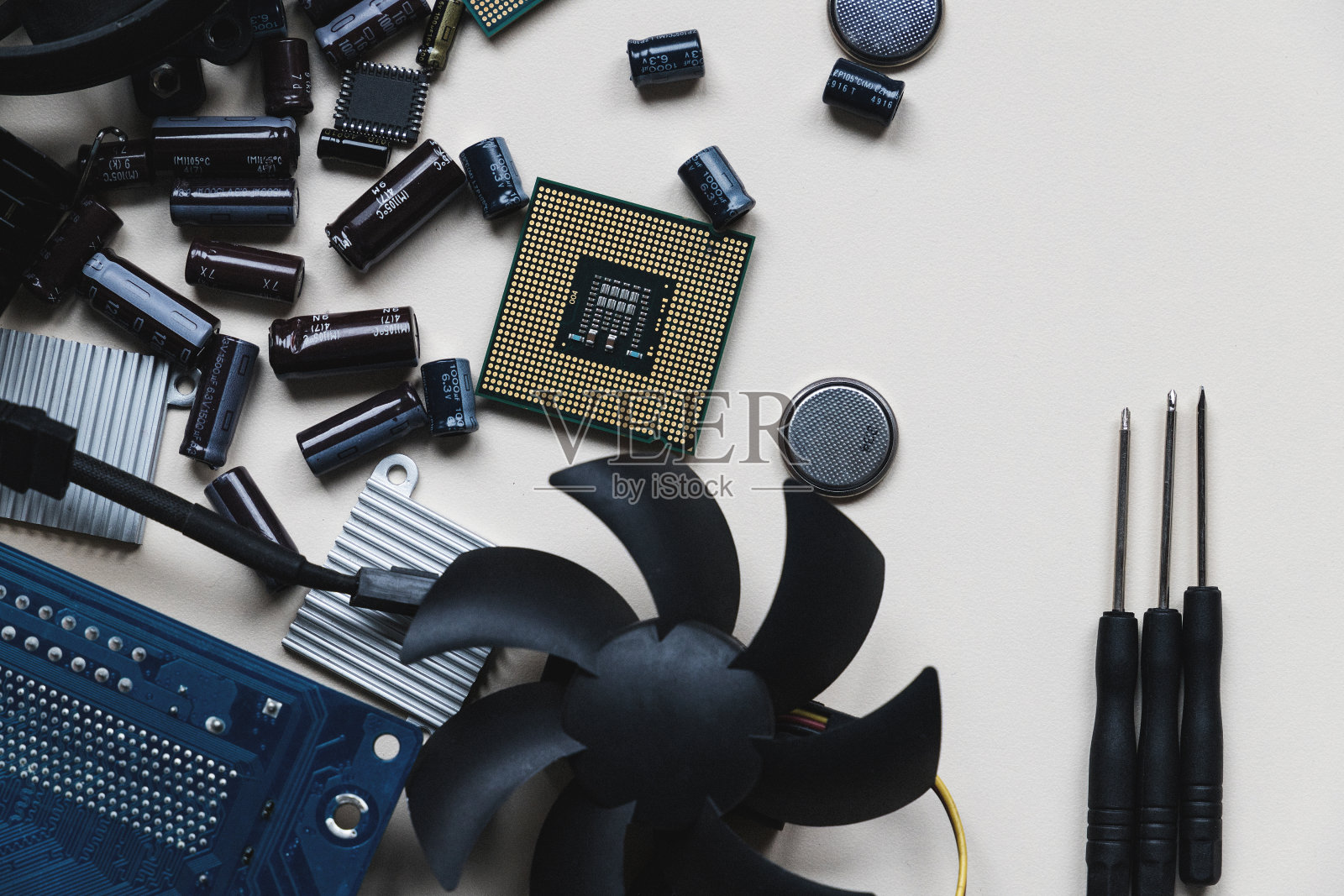 电脑和笔记本电脑硬件- CPU,风扇冷却器,电池,电容器,散热器,芯片上的白色背景与复制空间,平铺。PC部件俯视图。维修、装配、工程概念。照片摄影图片