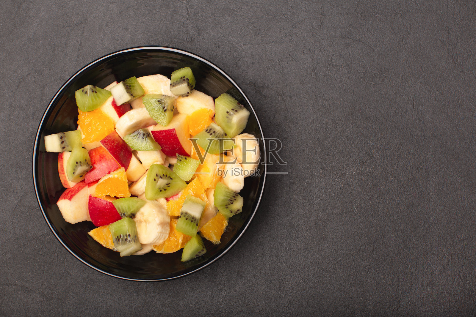 健康的新鲜水果沙拉在碗俯视图照片摄影图片