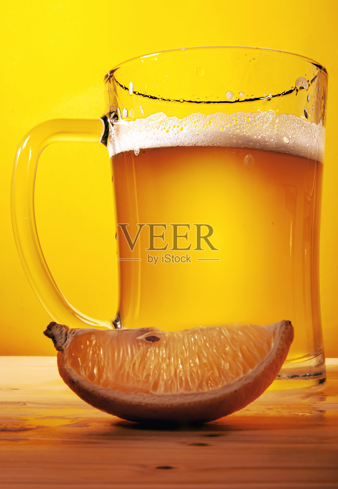 黄底精酿啤酒。照片摄影图片