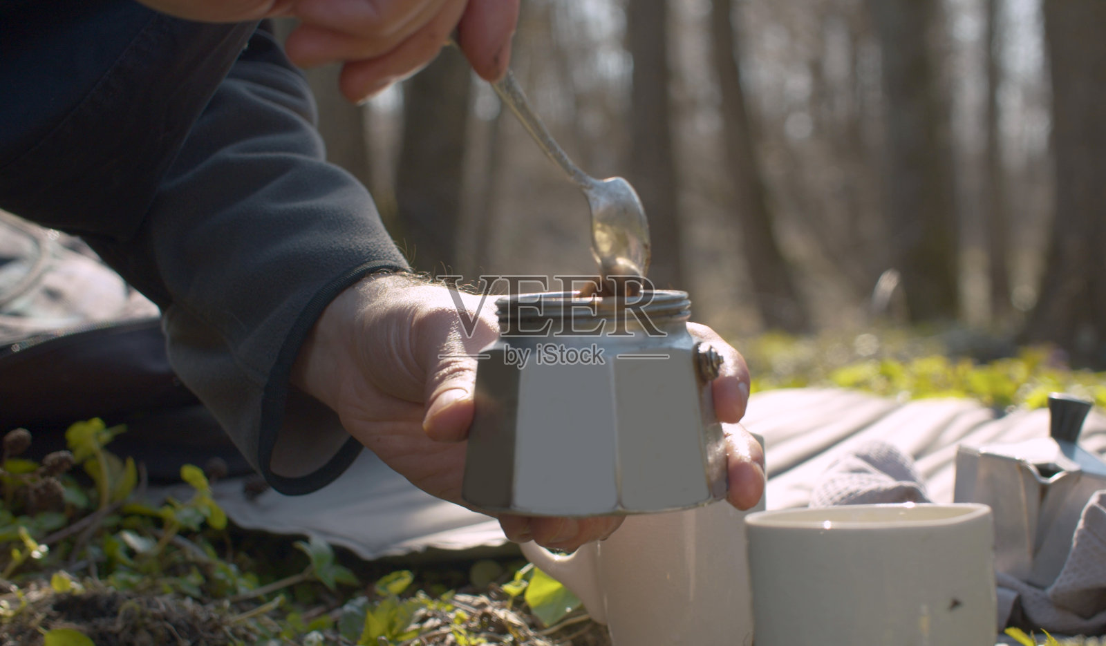 一个年轻人在森林里煮咖啡照片摄影图片