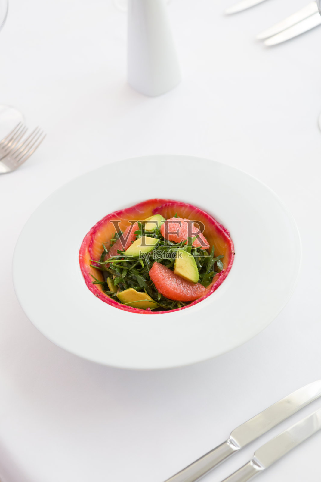 烟熏三文鱼沙拉配芝麻菜,柚子和鳄梨照片摄影图片