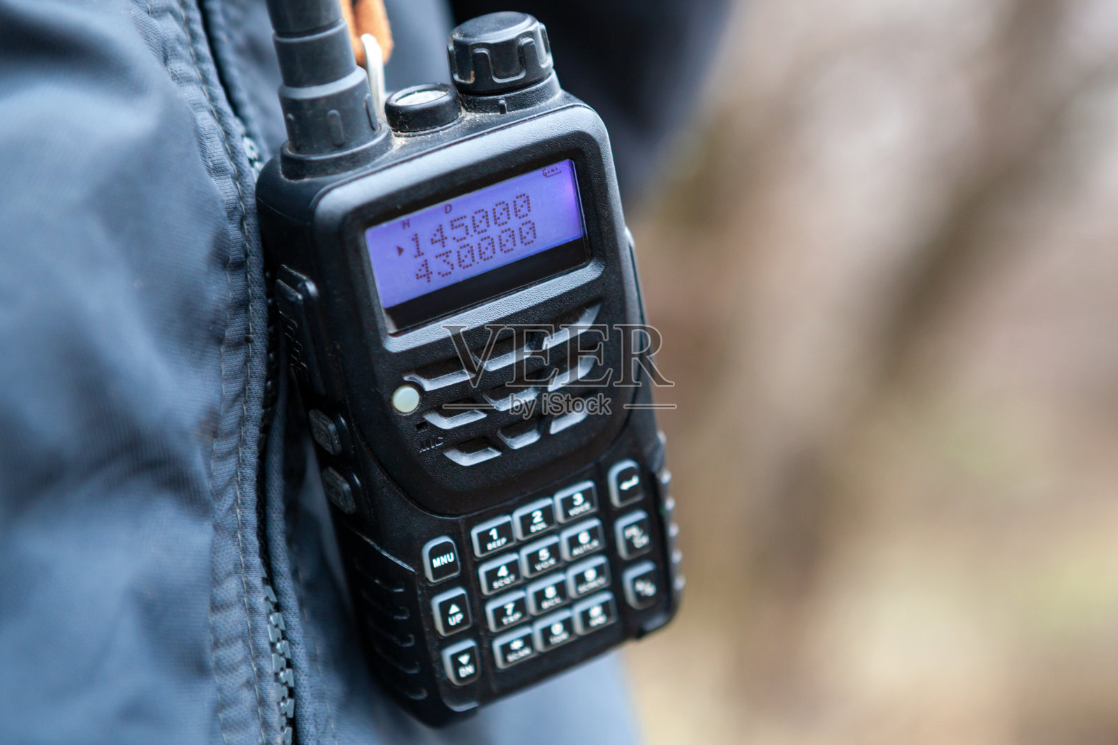 男性手持对讲机。照片摄影图片