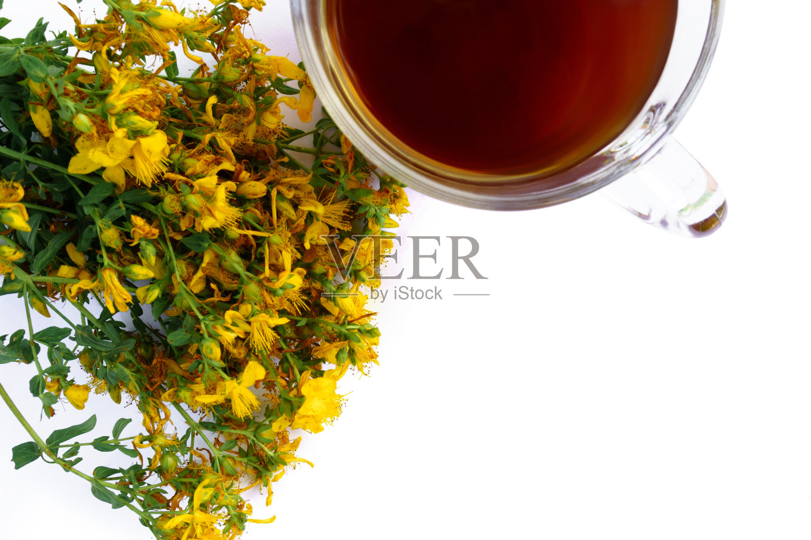 一杯茶和黄色的金丝桃花在背景孤立的白色背景与自由的文字空间照片摄影图片