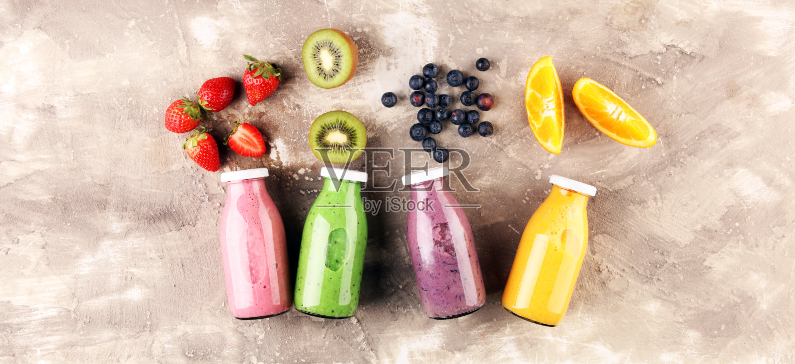 奶昔变异。健康的生活方式的概念。几瓶水果和浆果汁奶昔或奶昔照片摄影图片