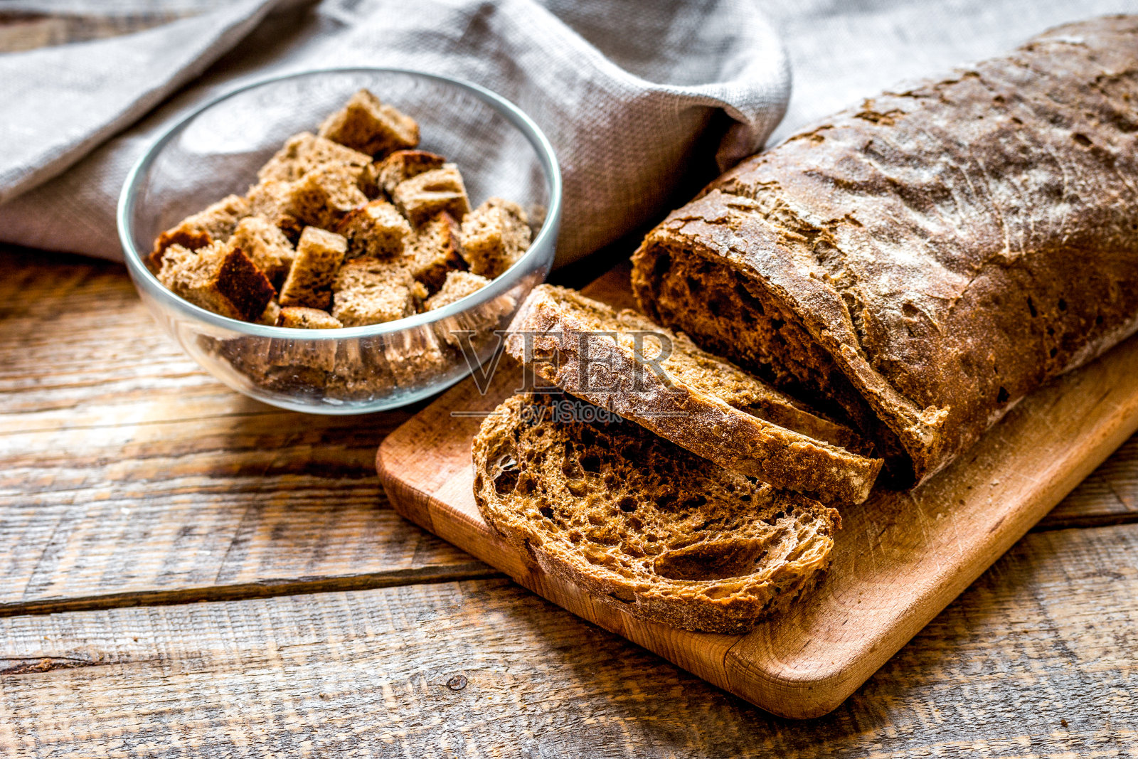 传统的切片面包和面包屑的桌子背景照片摄影图片