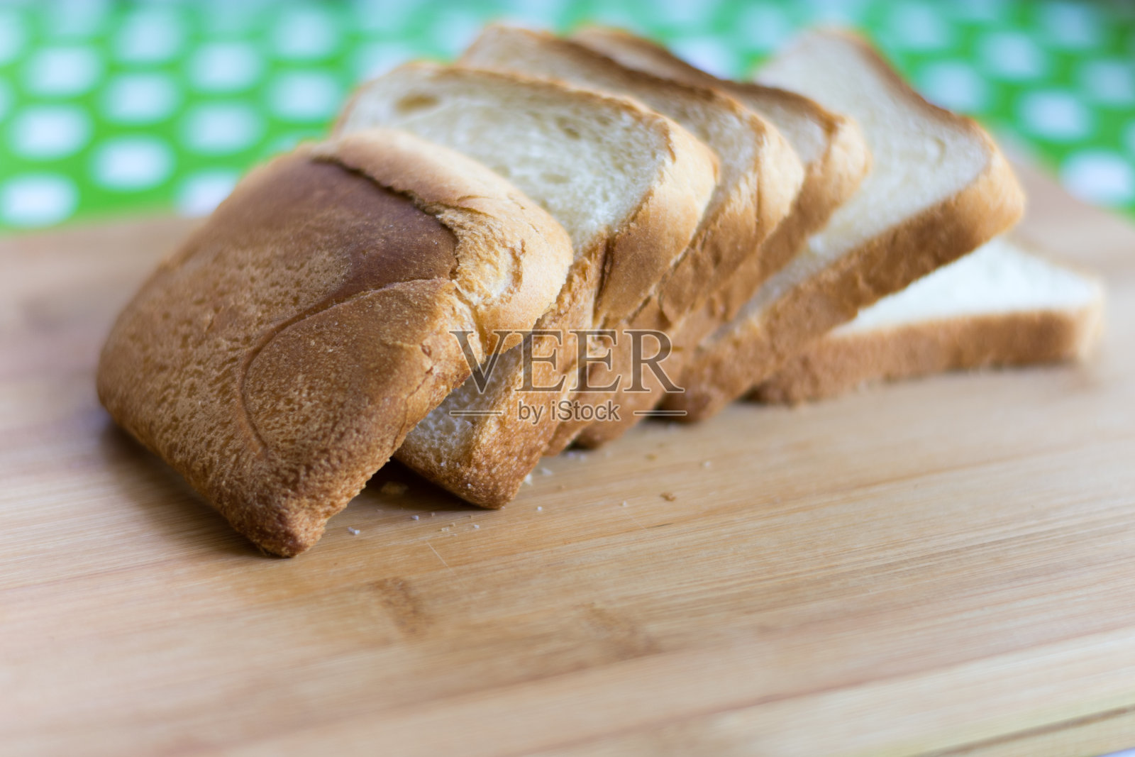 厨房桌上放着新鲜的烤面包照片摄影图片