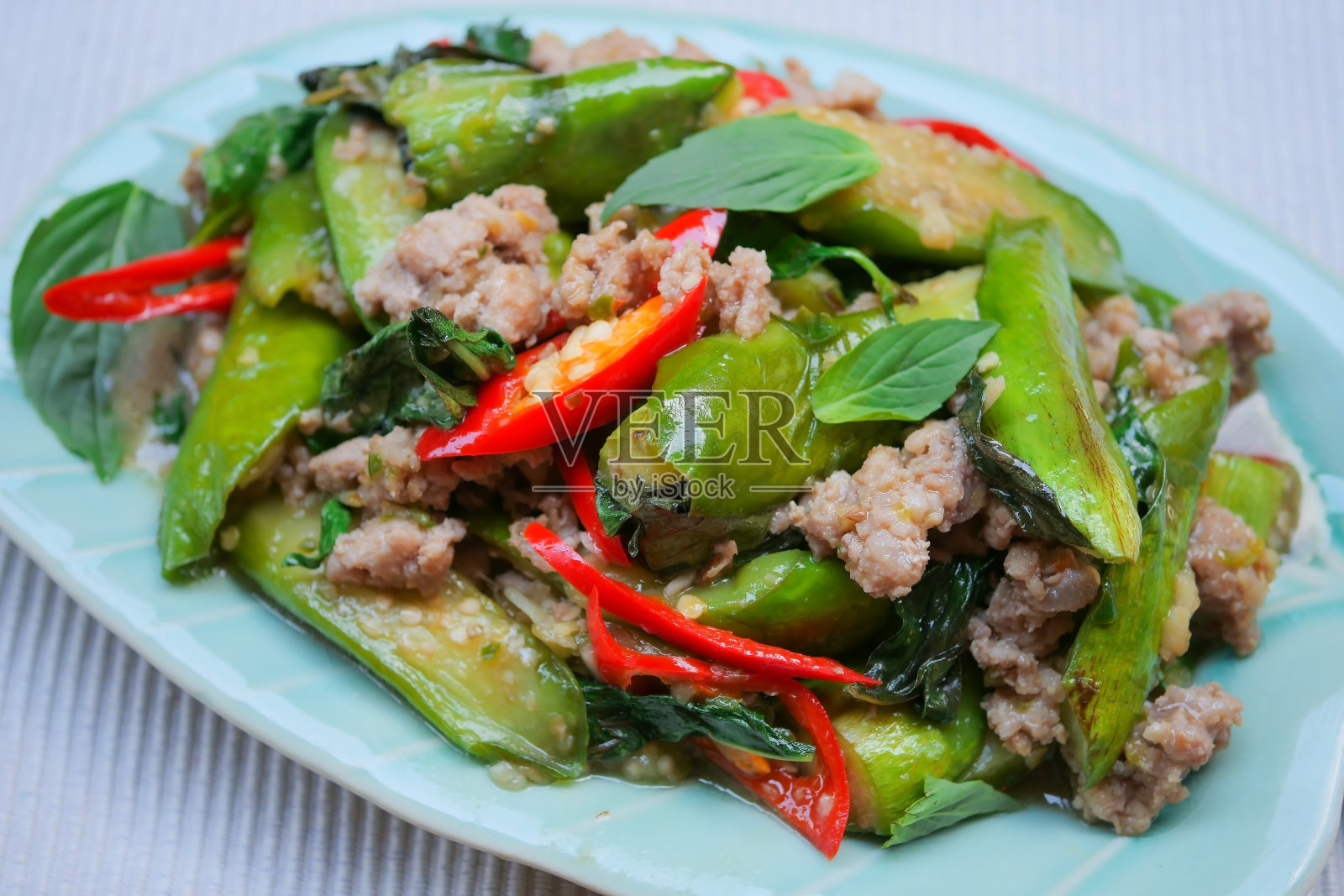 茄子炒肉末。照片摄影图片