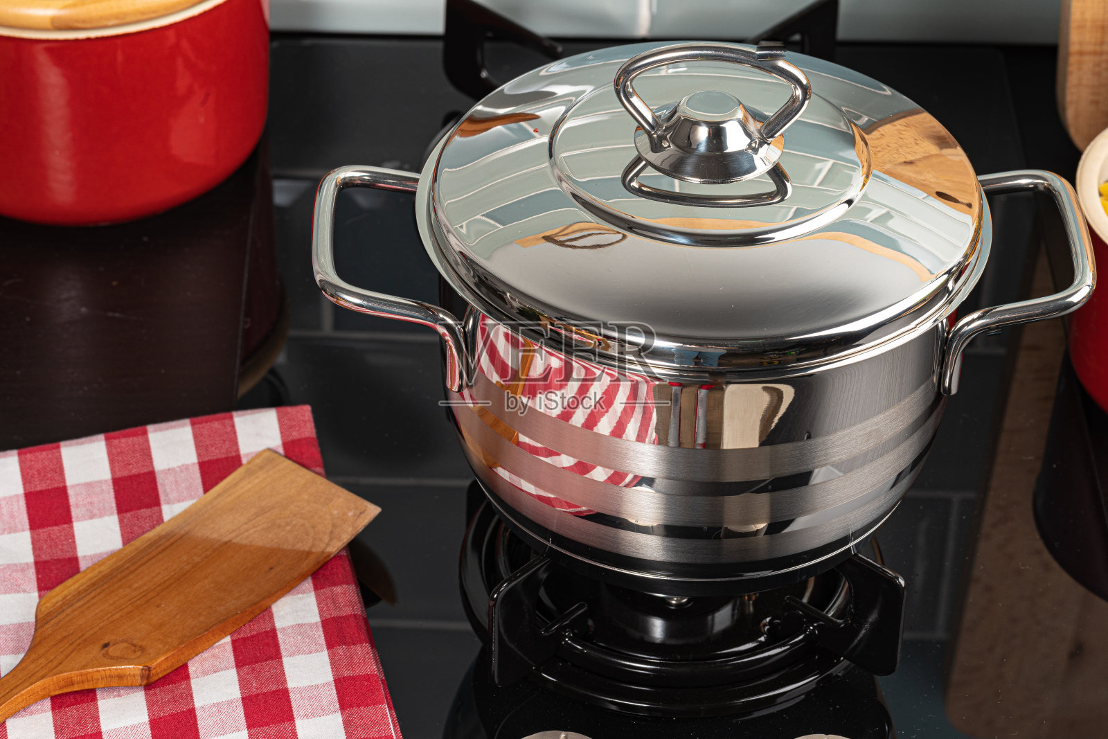 金属锅上的煤气炉燃烧器关闭照片摄影图片