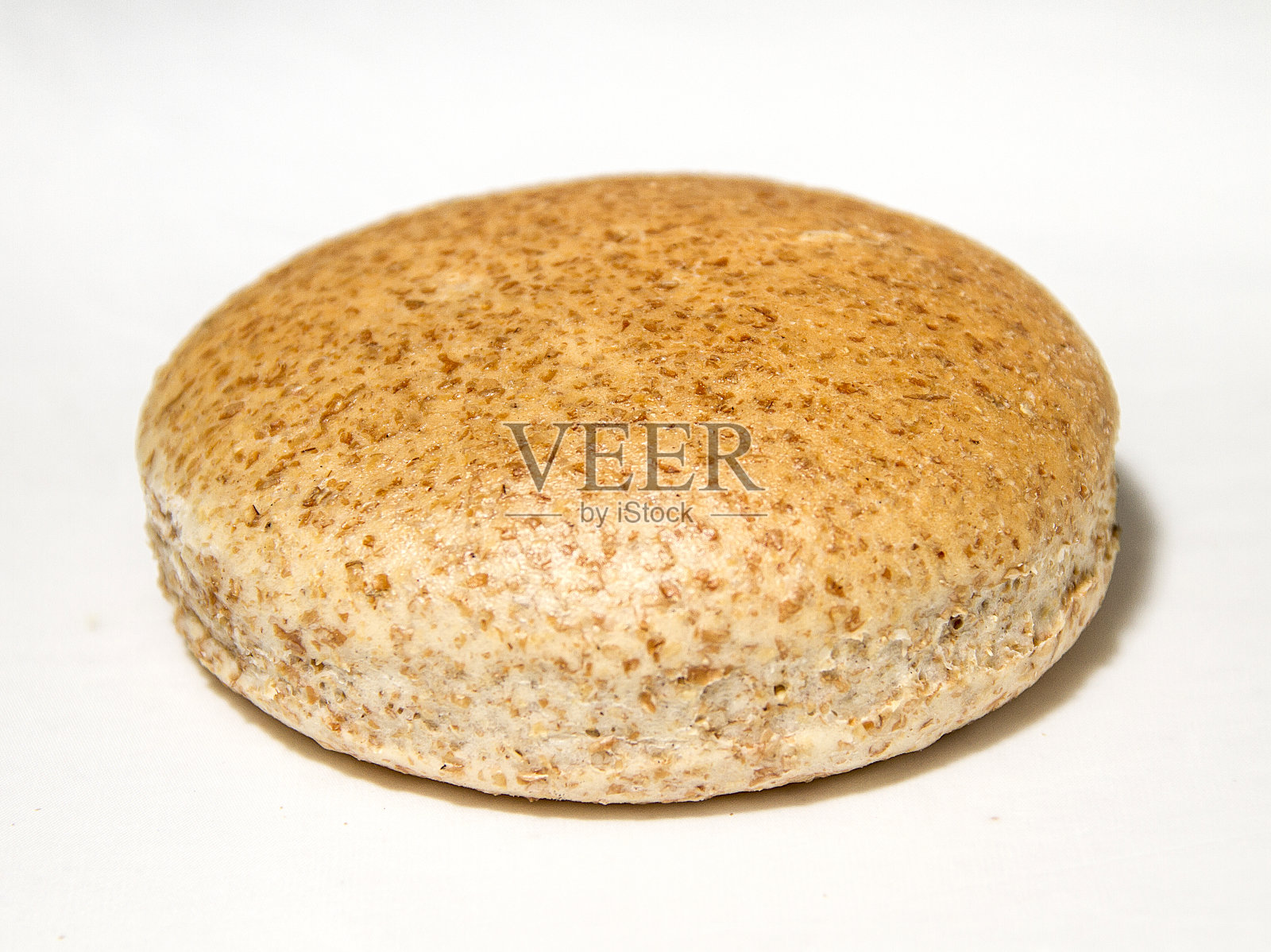 智利自制的乡村新鲜面包孤立在白色背景。照片摄影图片